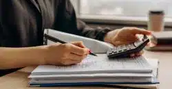 une personne faisant des calculs