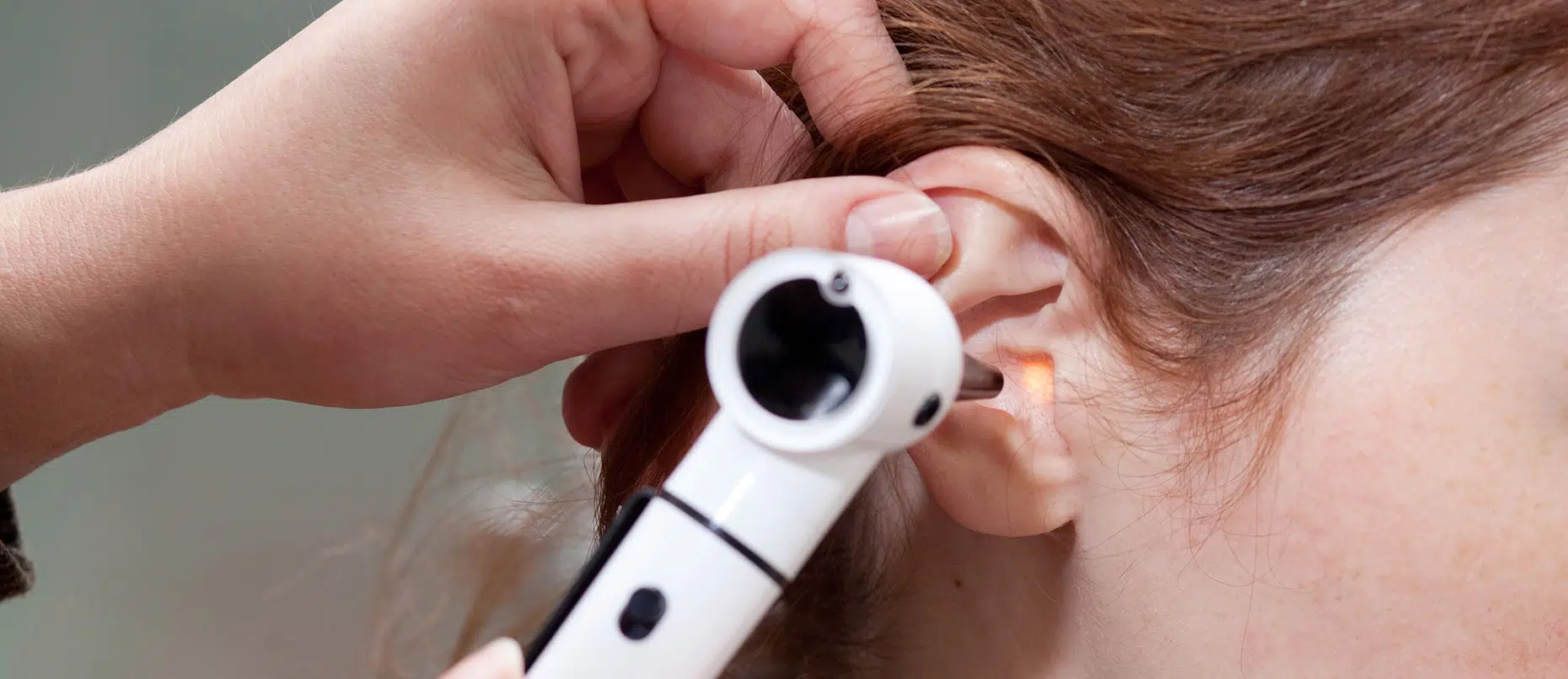 Examen de l'oreille par un audioprothésiste