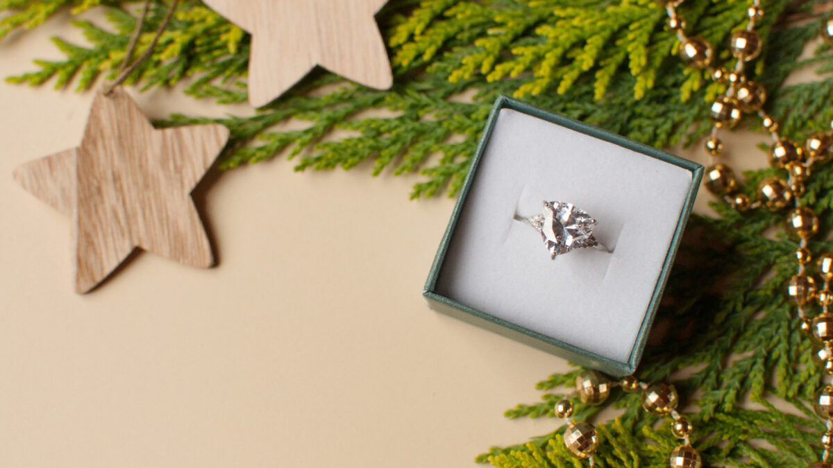 Cadeaux de Noël : pourquoi choisir une bague pour votre compagne ?