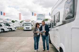 Couple examinant le prix d'un camping-car dans une concession à Rennes