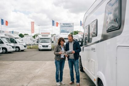 Couple examinant le prix d'un camping-car dans une concession à Rennes