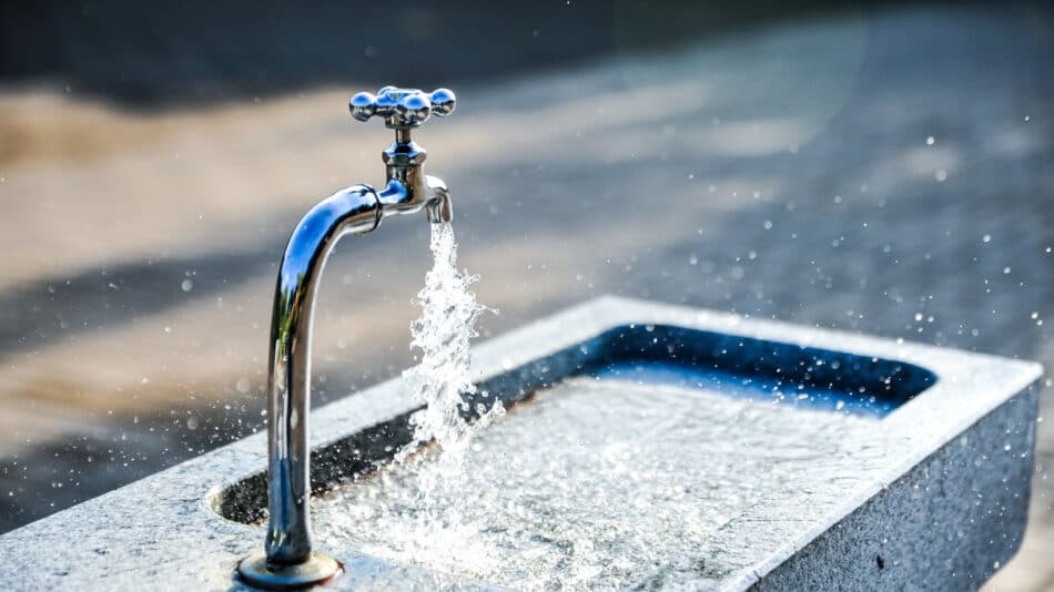 Pourquoi installer une fontaine à eau froide et ambiante à l’accueil de son entreprise ?